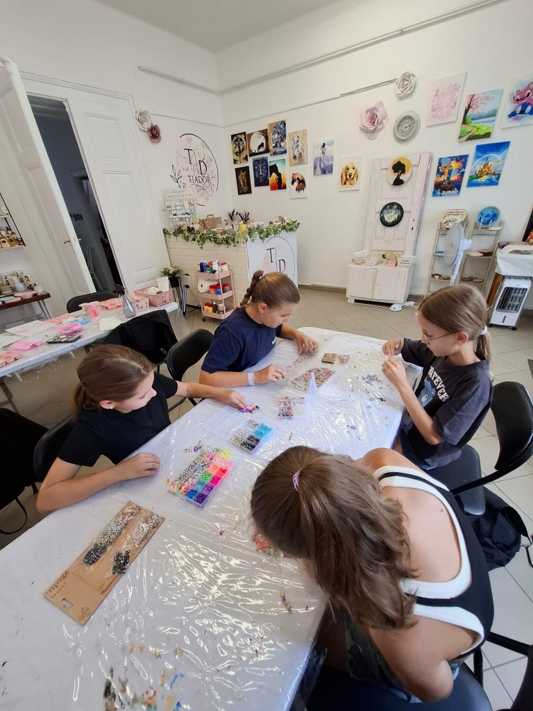 Nyári szüneti alkotó nap élményfestés – 2026.07.28. – TiaDor Stúdió