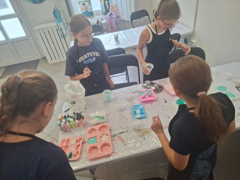 Nyári szüneti alkotó nap élményfestés – 2026.07.28. – TiaDor Stúdió